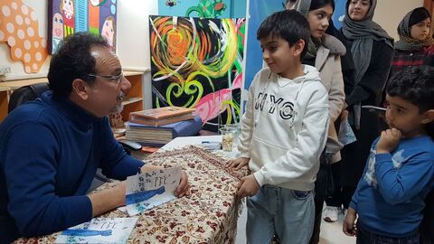 کرمانشاه. اهدای کتاب شاعر