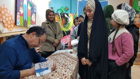 کرمانشاه. اهدای کتاب شاعر