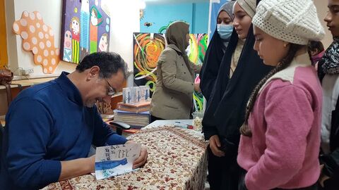 کرمانشاه. اهدای کتاب شاعر