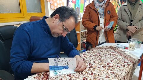 کرمانشاه. اهدای کتاب شاعر