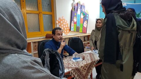 کرمانشاه. اهدای کتاب شاعر