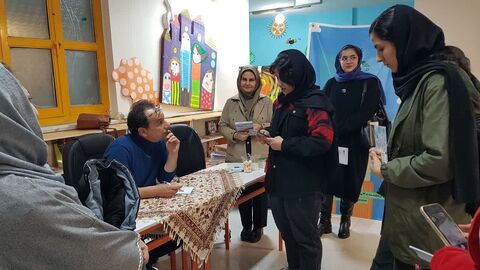 کرمانشاه. اهدای کتاب شاعر