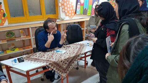 کرمانشاه. اهدای کتاب شاعر