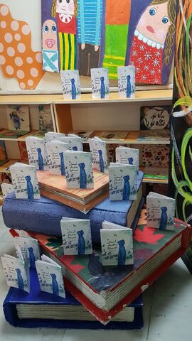 کرمانشاه. اهدای کتاب شاعر