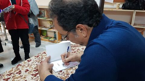 کرمانشاه. اهدای کتاب شاعر