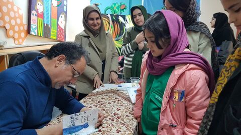 کرمانشاه. اهدای کتاب شاعر