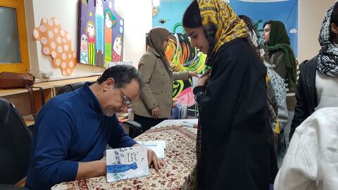 کرمانشاه. اهدای کتاب شاعر