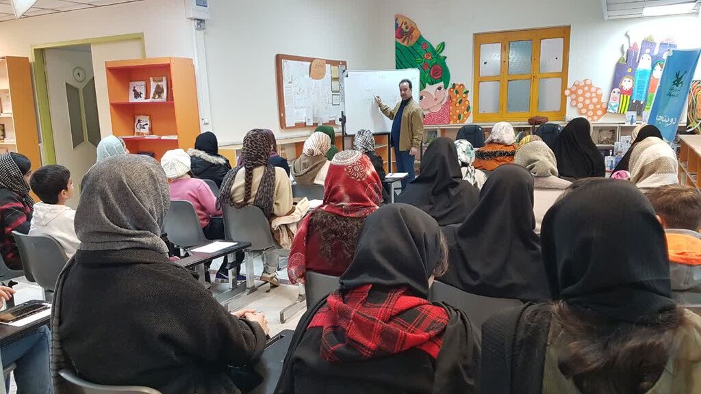 نشست دوپنجره در کانون کرمانشاه با حضور غلام‌رضا بکتاش شاعر و نویسنده بنام