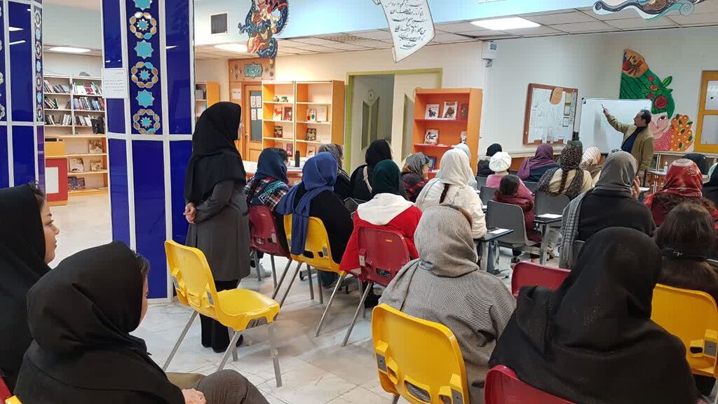 نشست دوپنجره در کانون کرمانشاه با حضور غلامرضا بکتاش شاعر و نویسنده بنام