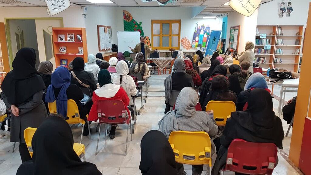 نشست دوپنجره در کانون کرمانشاه با حضور غلام‌رضا بکتاش شاعر و نویسنده بنام