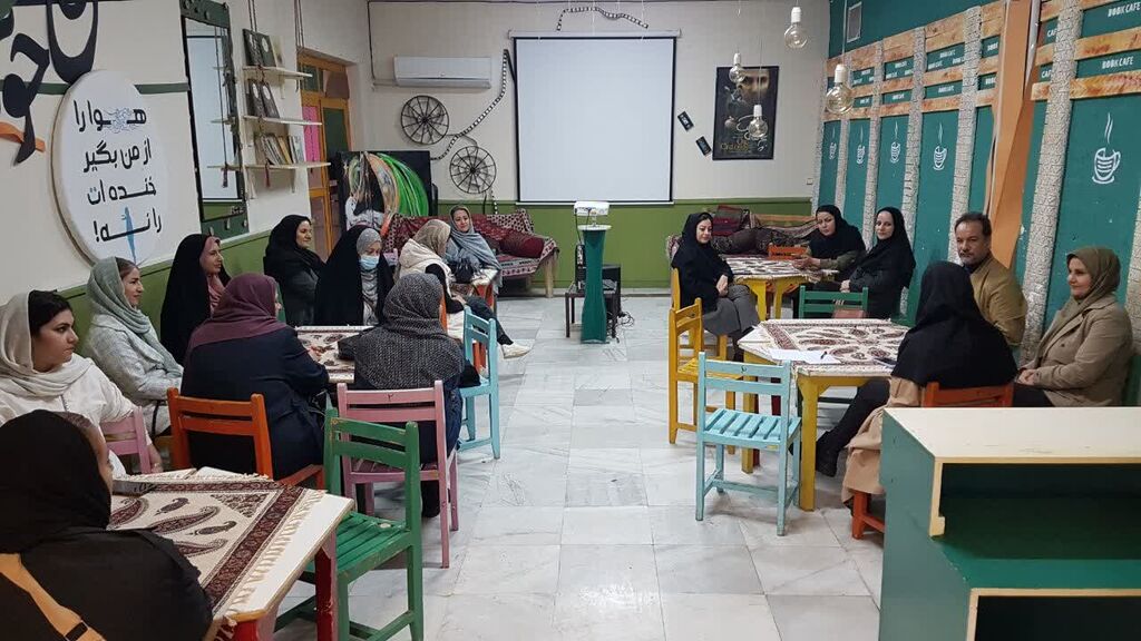 نشست مربیان و اولیای مدارس با غلامرضا بکتاش در کانون کرمانشاه