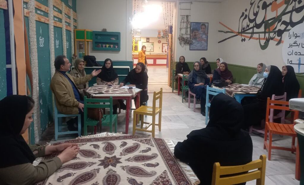 نشست مربیان و اولیای مدارس با غلامرضا بکتاش در کانون کرمانشاه