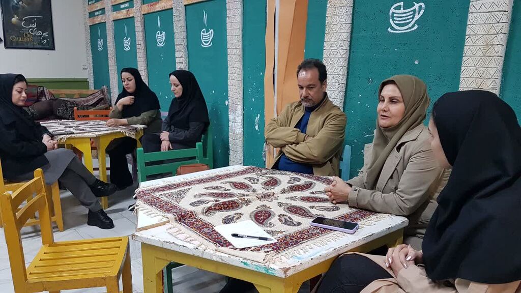نشست مربیان و اولیای مدارس با غلام‌رضا بکتاش در کانون کرمانشاه