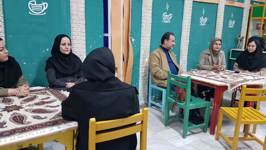 نشست مربیان و اولیای مدارس با غلام‌رضا بکتاش در کانون کرمانشاه