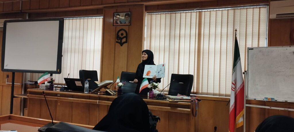 نشست دانشجومعلمان با کارشناس آفرینش‌های ادبی استان فارس