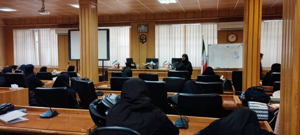 نشست دانشجومعلمان با کارشناس آفرینش‌های ادبی استان فارس