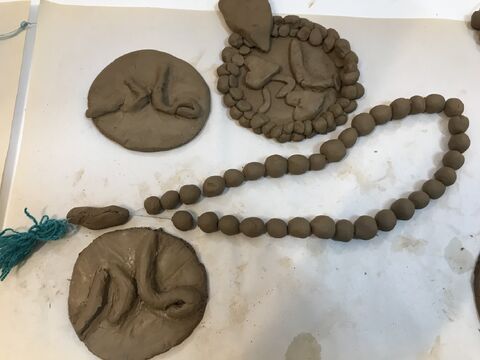 شکوفه‌های شادمانی؛ پویش ساخت تسبیح به  مناسبت میلاد حضرت فاطمه‌زهرا(س) در مراکز کانون استان اصفهان