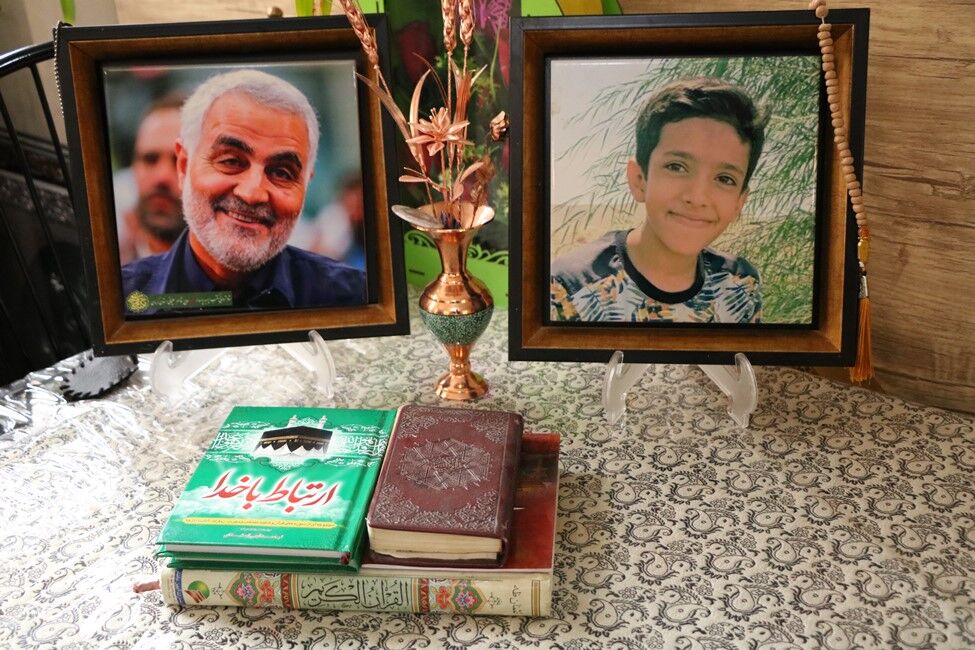 دیدار مدیرکل کانون استان کرمان با مادر شهید نوجوان محمد طاقدیری