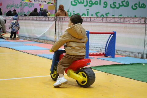 کودکان در نمایشگاه اسباب بازی_مرکزی