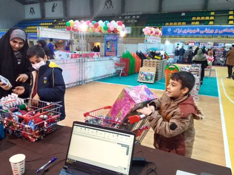 کودکان در نمایشگاه اسباب بازی_مرکزی