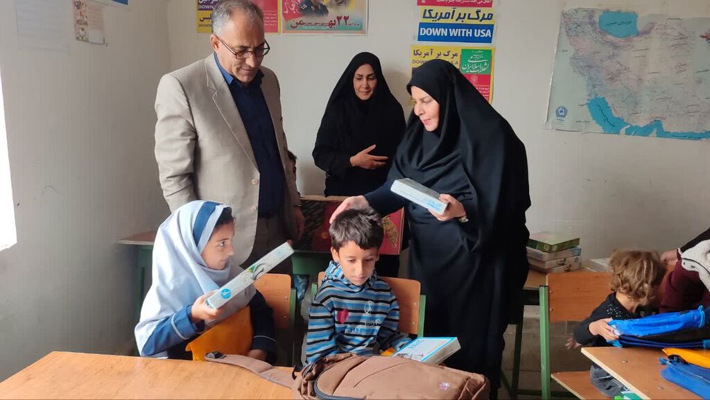 اهدای بسته فرهنگی به کودکان مدارس عشایری هلیلان