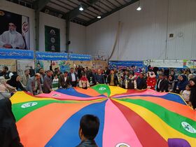 چتر شادی در نمایشگاه بازی و اسباب بازی ها در اراک باز شد