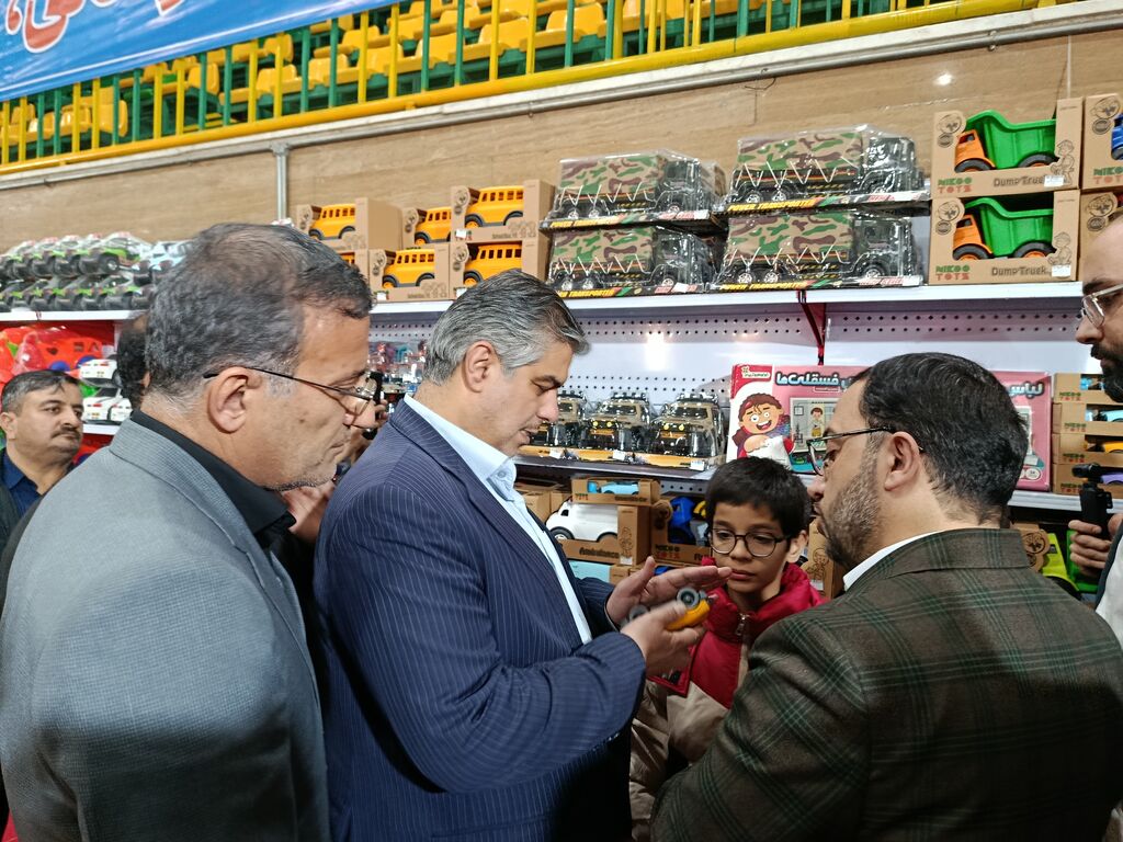 بازدید مدیرعامل کانون به همراه استاندار مرکزی و شهردار اراک از نمایشگاه بازی و اسباب بازی ها