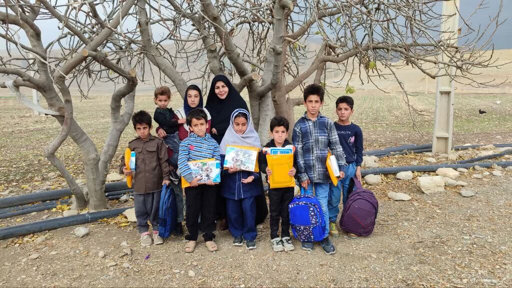 اهدای بسته فرهنگی به کودکان مدارس عشایری هلیلان