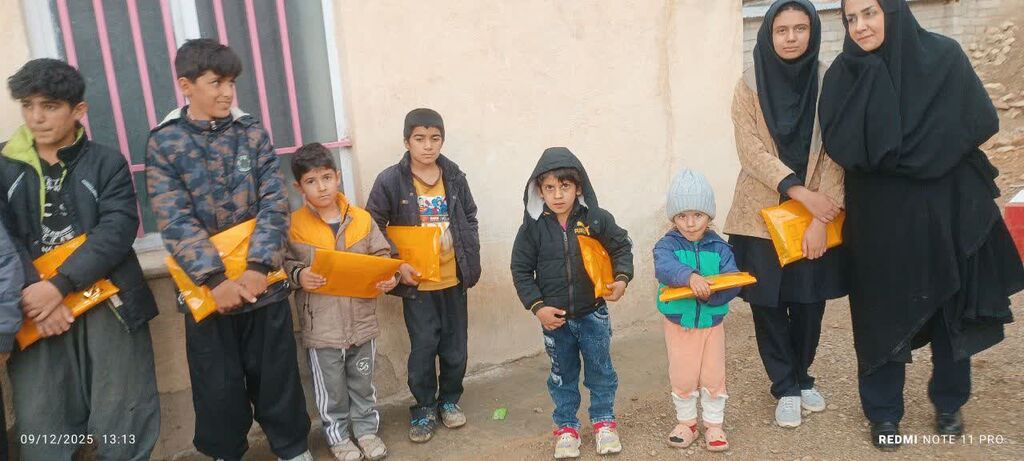 اهدای بسته فرهنگی به کودکان مدارس عشایری هلیلان