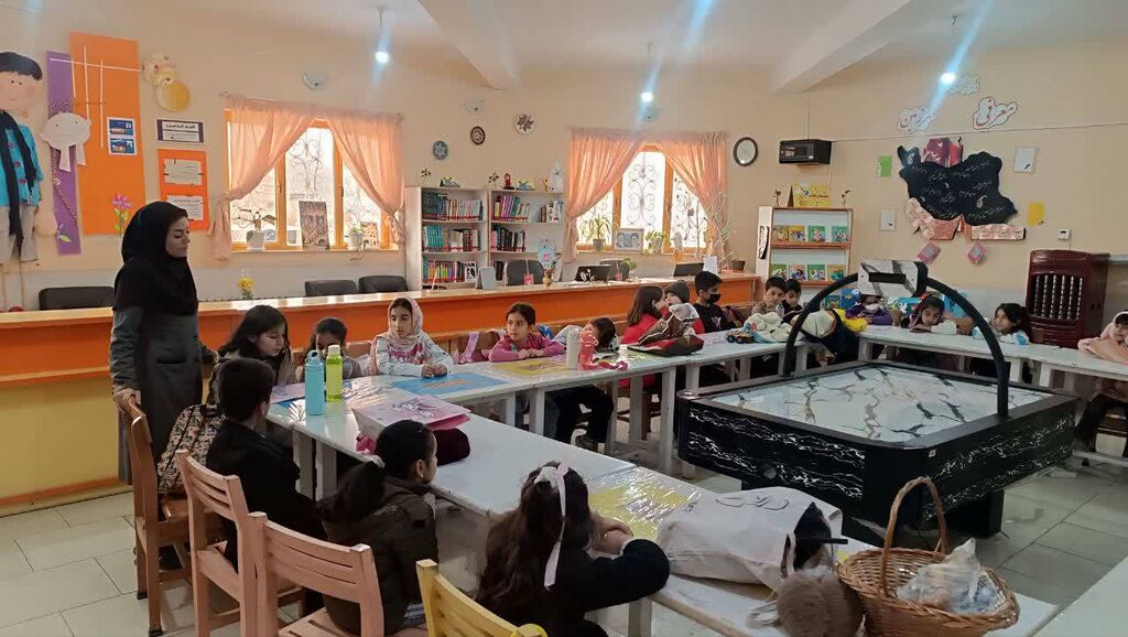 کودکان کانون مرکز صدرا با شعر و کاردستی مهر مادر را روایت کردند