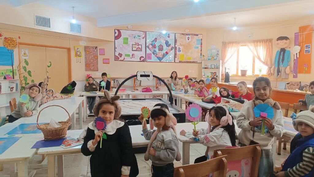 کودکان کانون مرکز صدرا با شعر و کاردستی مهر مادر را در روز ولادت حضرت زهرا(س) روایت کردند