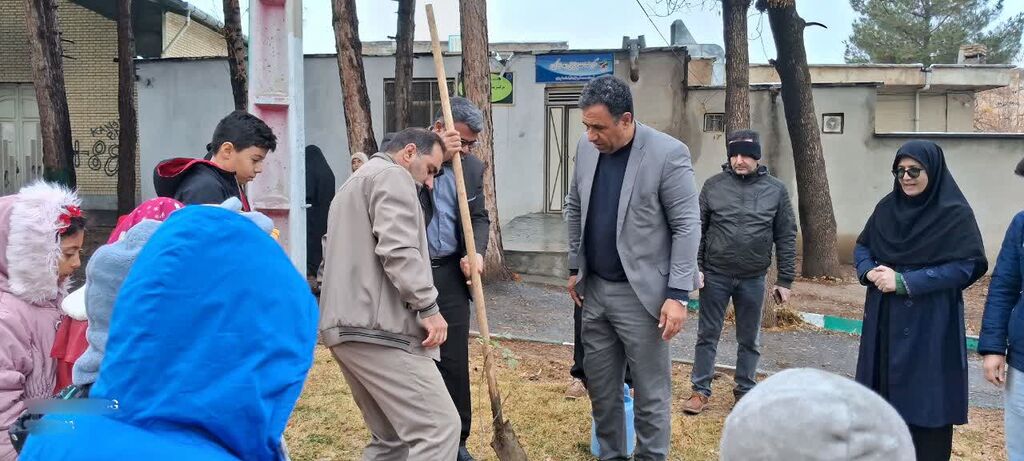 کاشت «درختان مهر» به یاد بانوی مهربانی‌ها در کنگاور