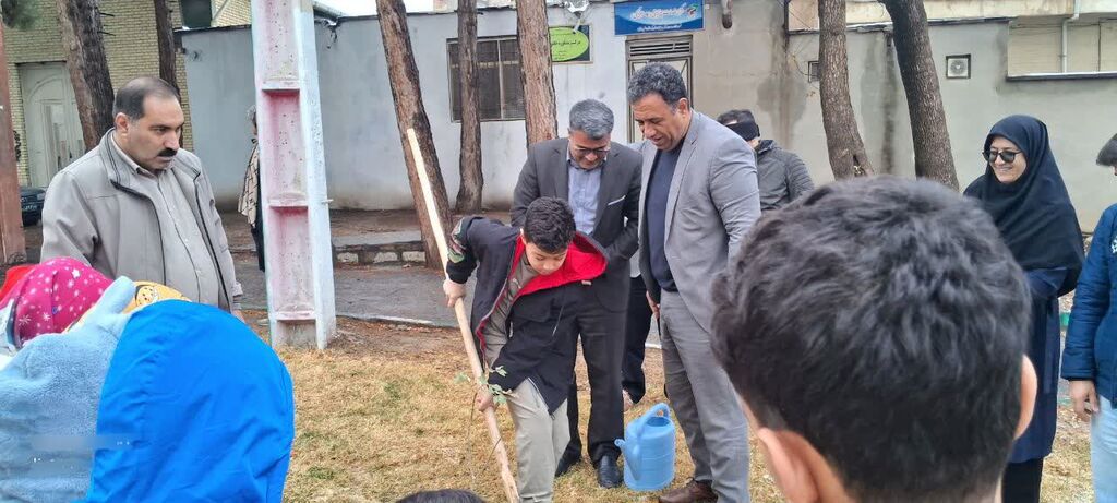 کاشت «درختان مهر» به یاد بانوی مهربانیها در کنگاور