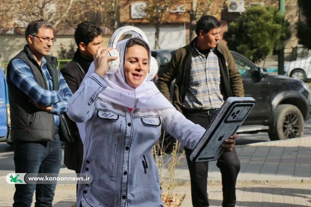 شبِ اسرارآمیز؛ هشدار به والدین و نوجوانان درباره اعتیاد دیجیتال در قالب نمایشی خیابانی