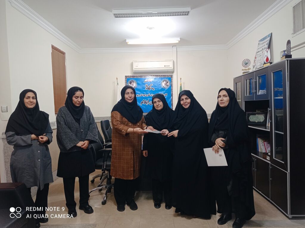 تجلیل از بانوان سرپرست خانوار کانون استان ایلام