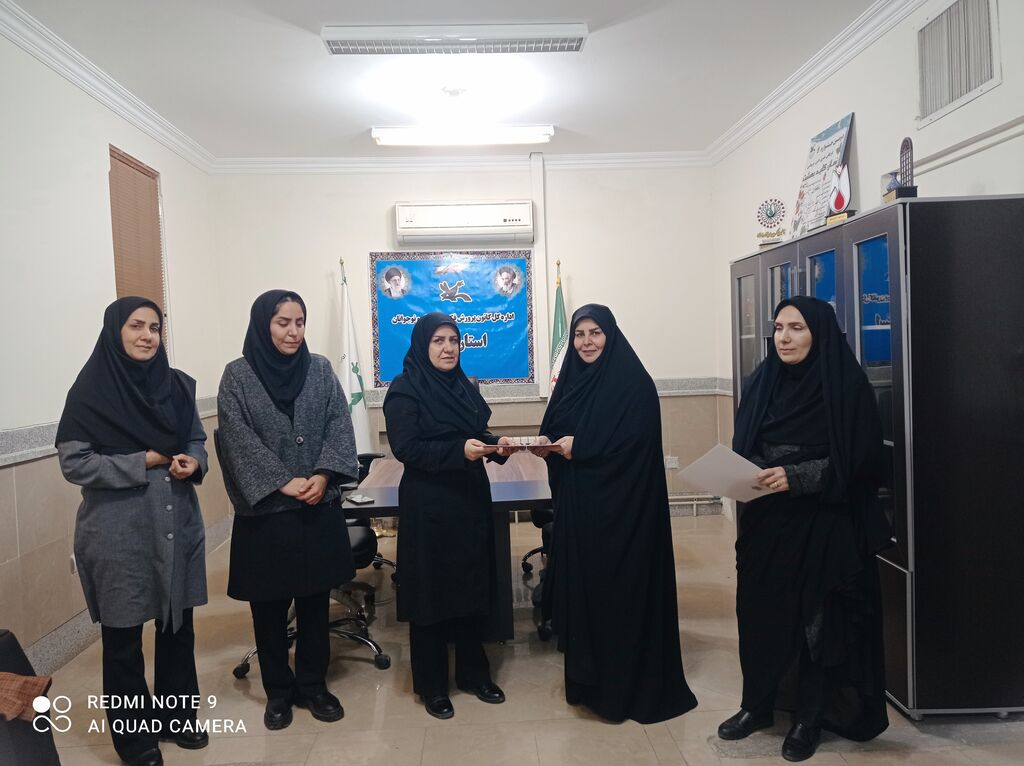 تجلیل از بانوان سرپرست خانوار کانون استان ایلام