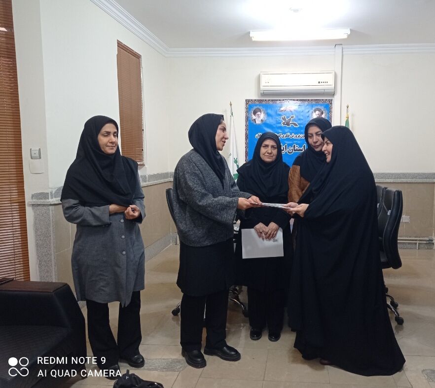 تجلیل از بانوان سرپرست خانوار کانون استان ایلام