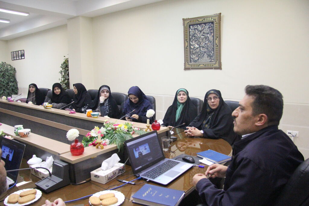 نشست تخصصی آشنایی با قانون اساسی در کانون آذربایجان‌غربی