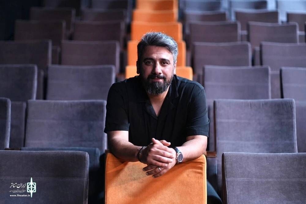 حسین اسدیکارگردان نمایش اتوبوس «اتوبوس»؛ روایتی از جنگ، کودکی و حافظه جمعی