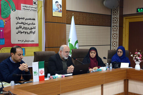 نشست صمیمی معاون فرهنگی کانون با کارشناسان آموزش و پژوهش کشور در جشنواره ملی پژوهش