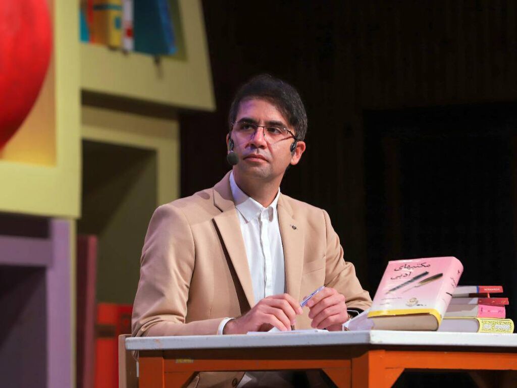 گفتوگو با علیرضا آقایی داور رده استانی جشنواره قصهگویی کانون کرمانشاه