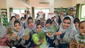 دانش‌آموزان پایه دوم دبستان مکتب الزهرا با کتاب و هنر در کانون لارستان آشنا شدند