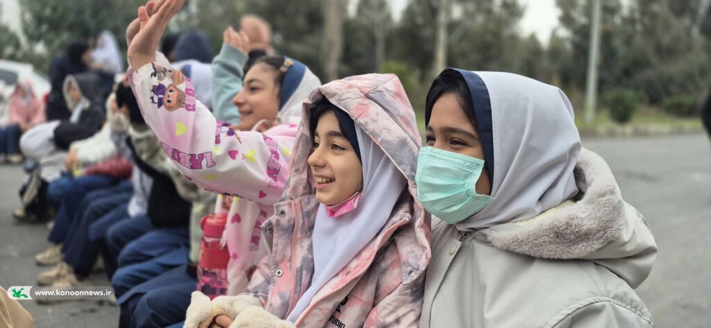 چرخهای شادی در گلستان میچرخد؛ تماشاخانه سیار کانون کشور مهمان کودکان بندرگز