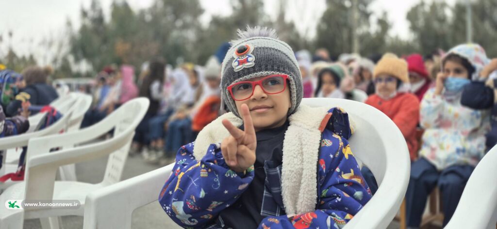 چرخهای شادی در گلستان میچرخد؛ تماشاخانه سیار کانون کشور مهمان کودکان بندرگز