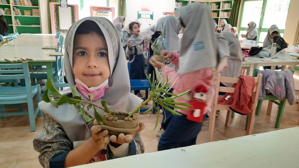 دانش‌آموزان پایه دوم مکتب الزهرا با کتاب و هنر در کانون لارستان آشنا شدند