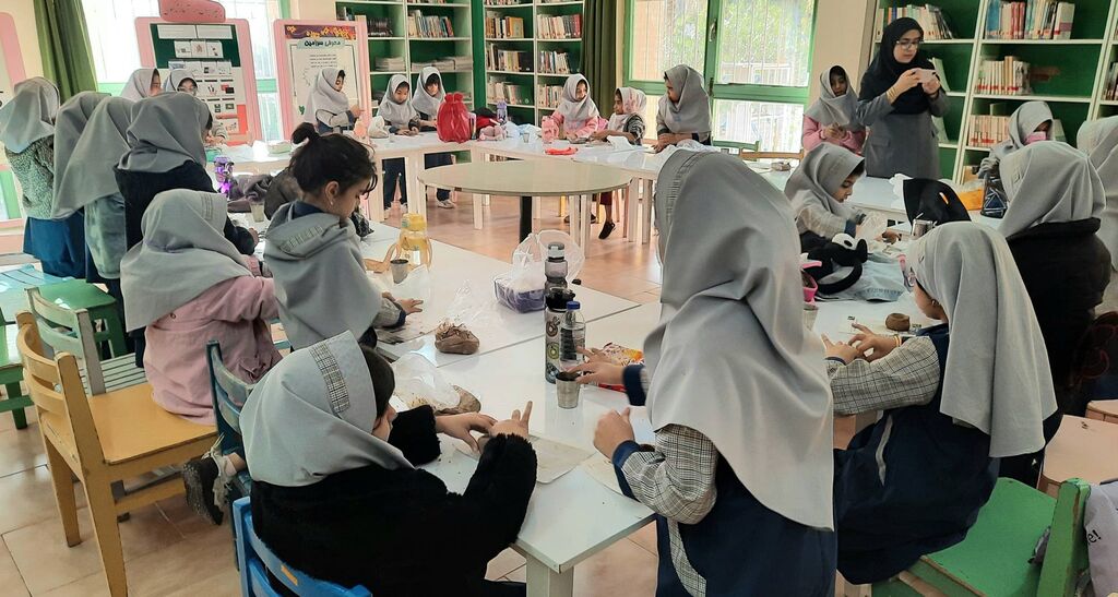 دانش‌آموزان پایه دوم مکتب الزهرا با کتاب و هنر در کانون لارستان آشنا شدند