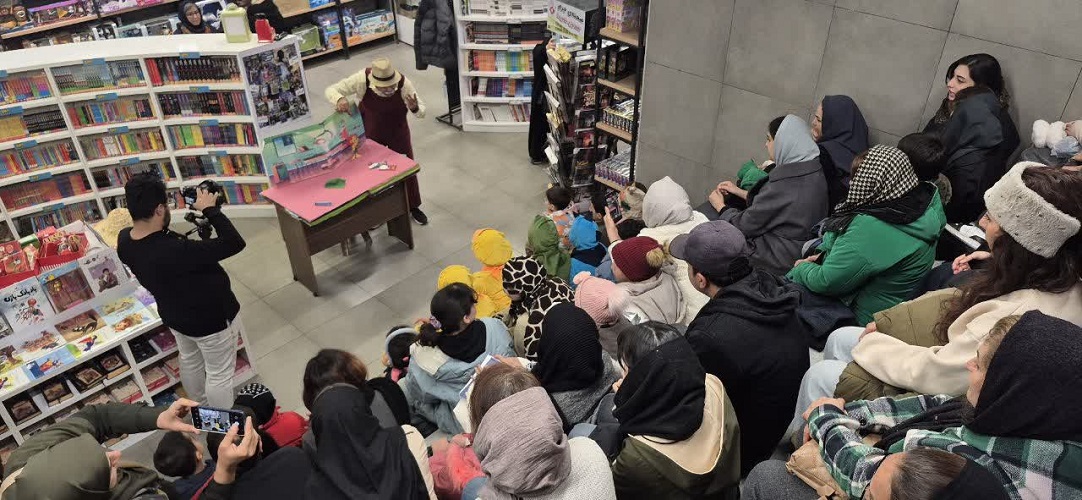 کاروان یلدا با قصه‌ها و نمایش‌های شاد به شهر فرهنگ و هنر چهارباغ بالای اصفهان رسید