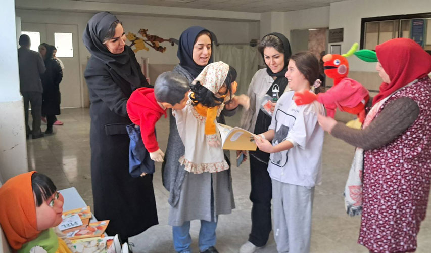 حضور مربیان کانون استان تهران در بیمارستان کودکان بهرامی تهران