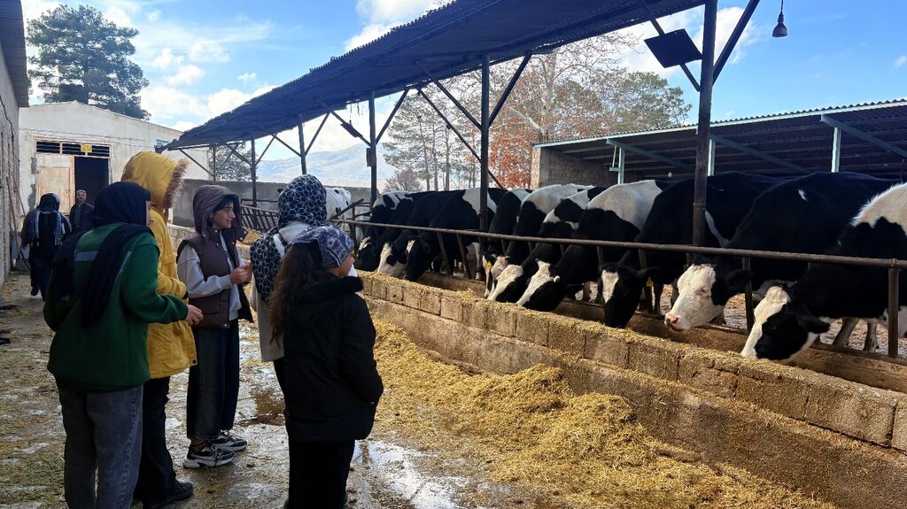 کانون مرکز پاسارگاد نوجوانان را با تجربه علمی از طبیعت تا دامپروری همراه کرد