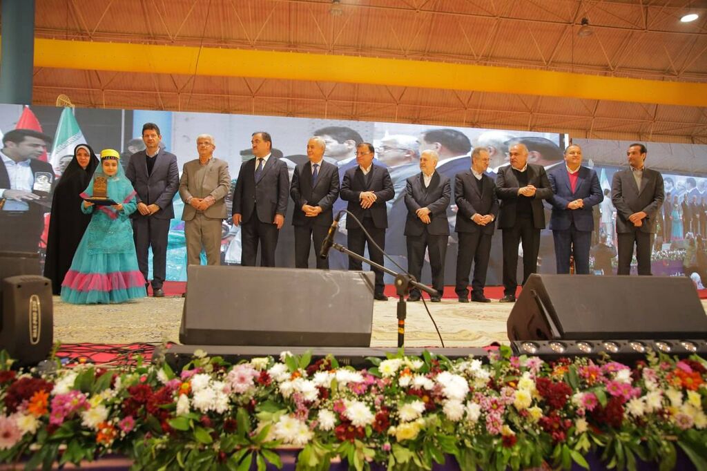 تقدیر از برگزیدگان جشنواره قصهگویی کانون گلستان در اختتامیه جشنواره اقوام